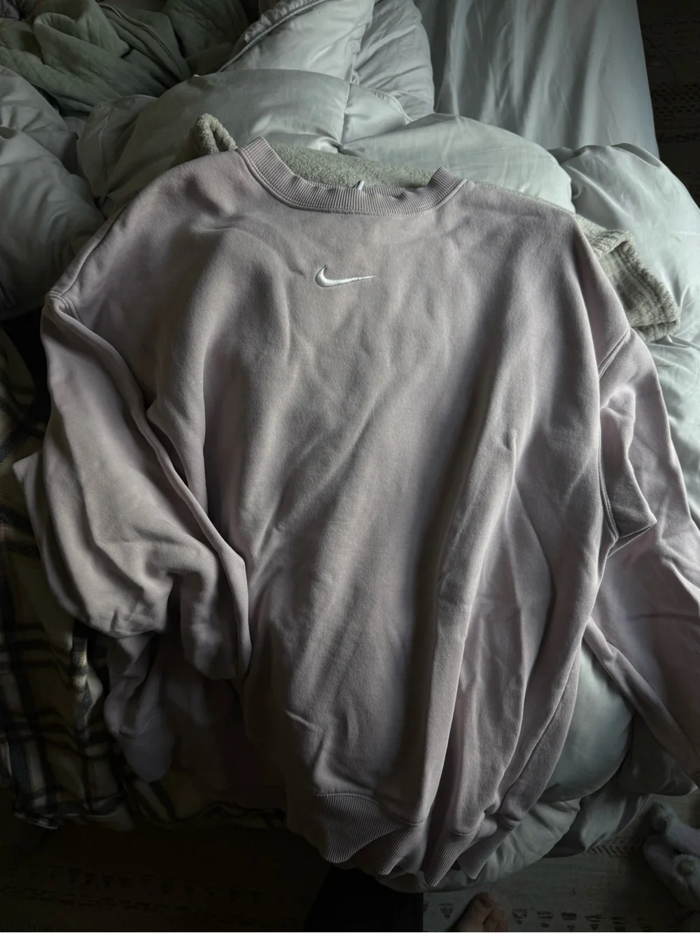 Nike Men’s Crewneck Sweatshirt in Pale Pink